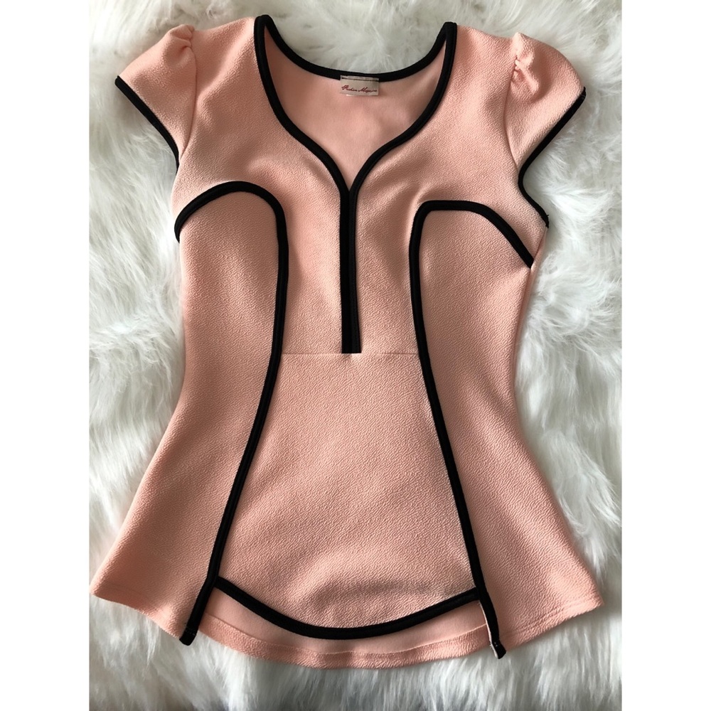 🌸 Pink Top With Black Lining 🌸